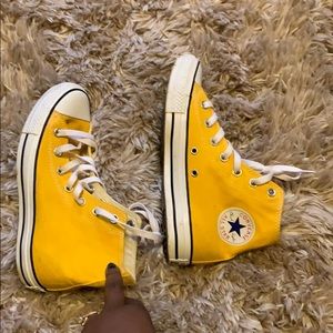 Yellow chuck Taylor’s